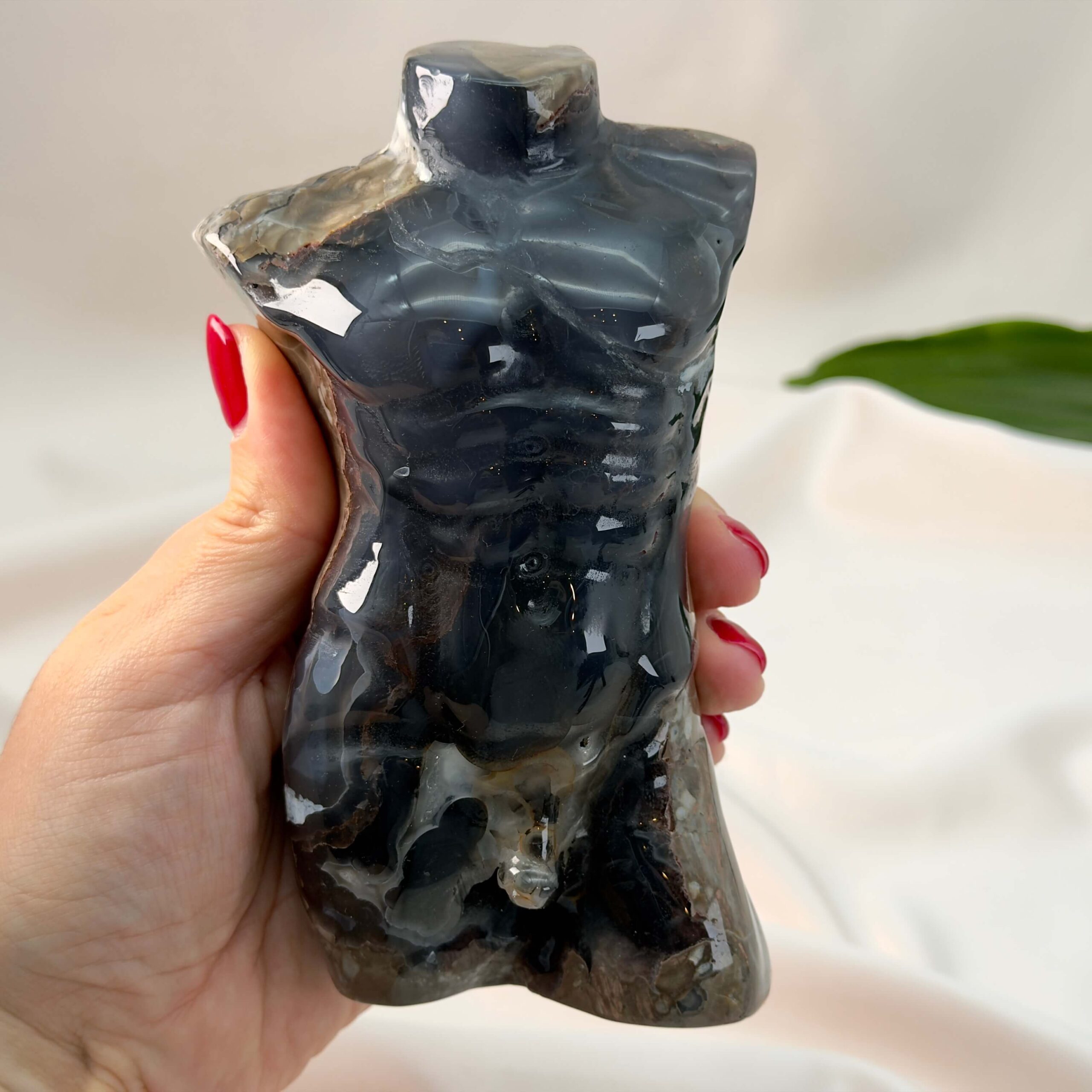 Agat Volcano Mandekrop krystal sten i hånd på hvid baggrund