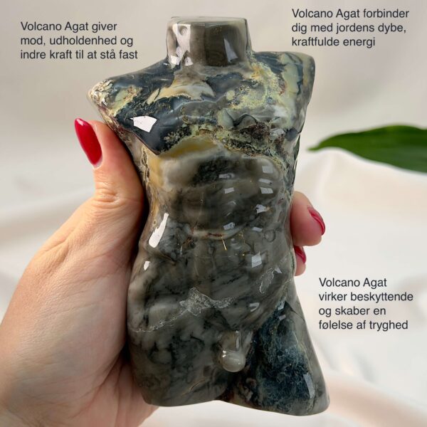 Agat Volcano Mandekrop krystal sten i hånd på hvid baggrund med tags