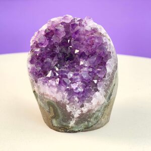 Ametyst Premium Grotte Krystal Sten på Lys og lilla baggrund
