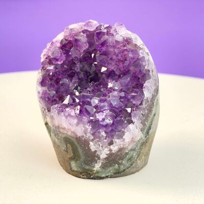 Ametyst Premium Grotte Krystal Sten på Lys og lilla baggrund