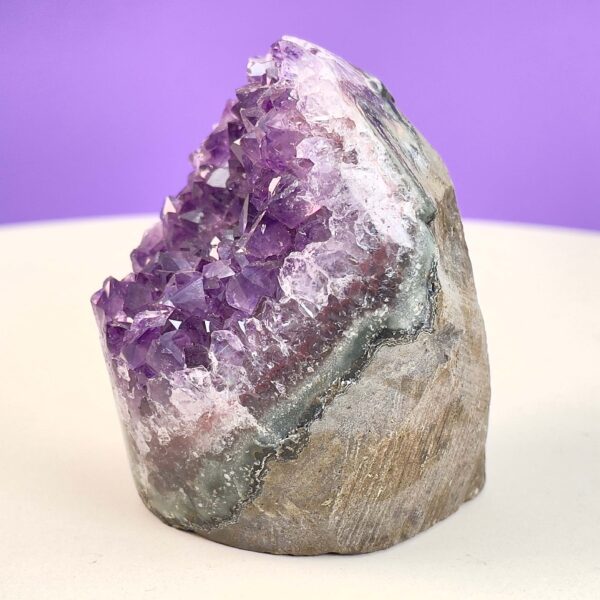 Ametyst Premium Grotte Krystal Sten på Lys og lilla baggrund