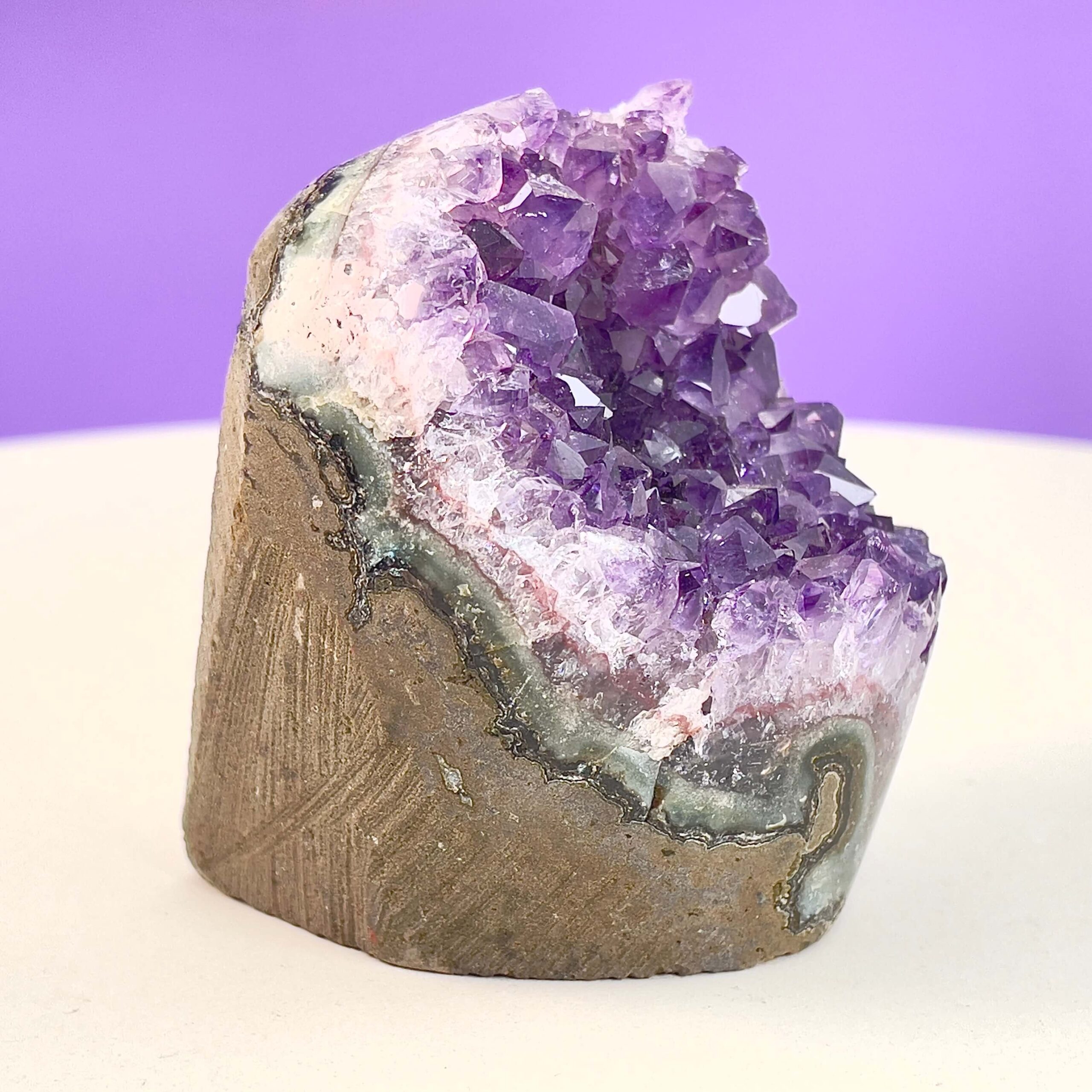 Ametyst Premium Grotte Krystal Sten på Lys og lilla baggrund