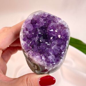 Ametyst Premium Grotte Krystal Sten i hånd på hvid baggrund