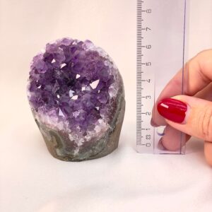 Ametyst Premium Grotte Krystal Sten med lineal i hånd på hvid baggrund