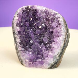 Ametyst Premium Grotte Krystal Sten på Lys og lilla baggrund
