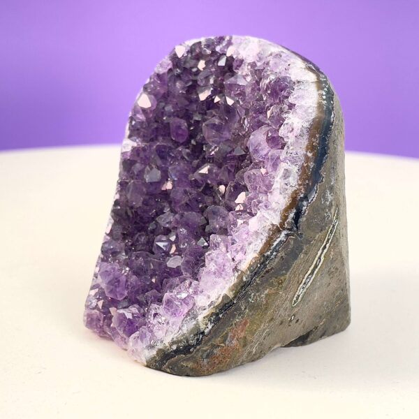 Ametyst Premium Grotte Krystal Sten på Lys og lilla baggrund