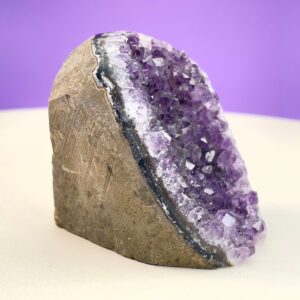 Ametyst Premium Grotte Krystal Sten på Lys og lilla baggrund