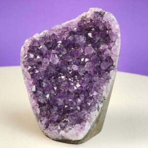 Ametyst Premium Grotte Krystal Sten på Lys og lilla baggrund