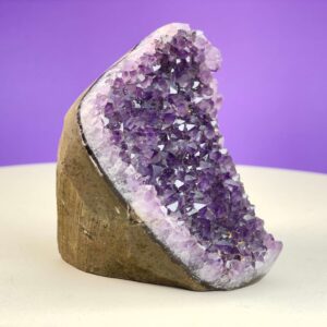 Ametyst Premium Grotte Krystal Sten på Lys og lilla baggrund