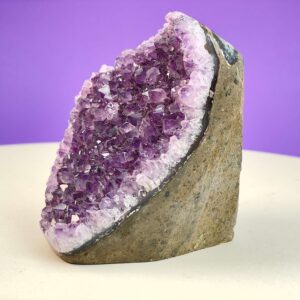 Ametyst Premium Grotte Krystal Sten på Lys og lilla baggrund