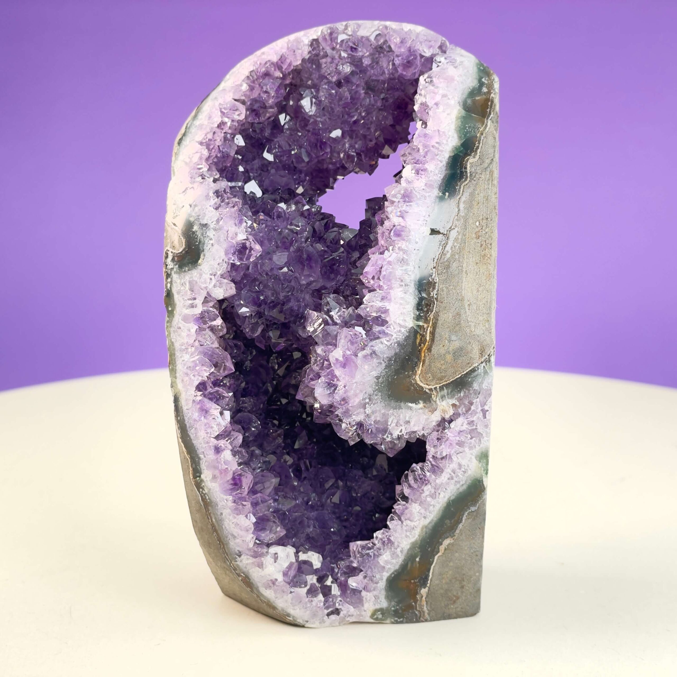 Ametyst Premium Grotte Krystal Sten på Lys og lilla baggrund