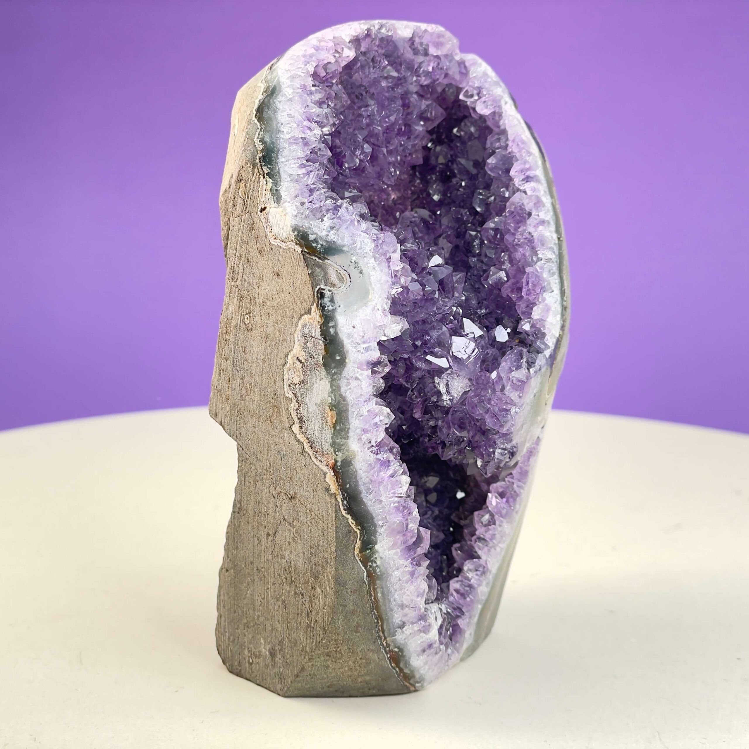 Ametyst Premium Grotte Krystal Sten på Lys og lilla baggrund