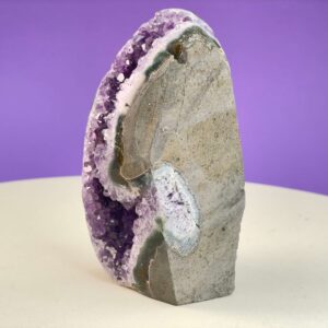 Ametyst Premium Grotte Krystal Sten på Lys og lilla baggrund