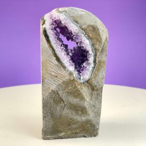 Ametyst Premium Grotte Krystal Sten på Lys og lilla baggrund