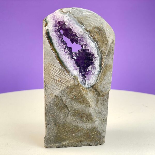 Ametyst Premium Grotte Krystal Sten på Lys og lilla baggrund