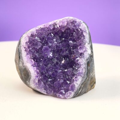 Ametyst Premium Grotte Krystal Sten på Lys og lilla baggrund