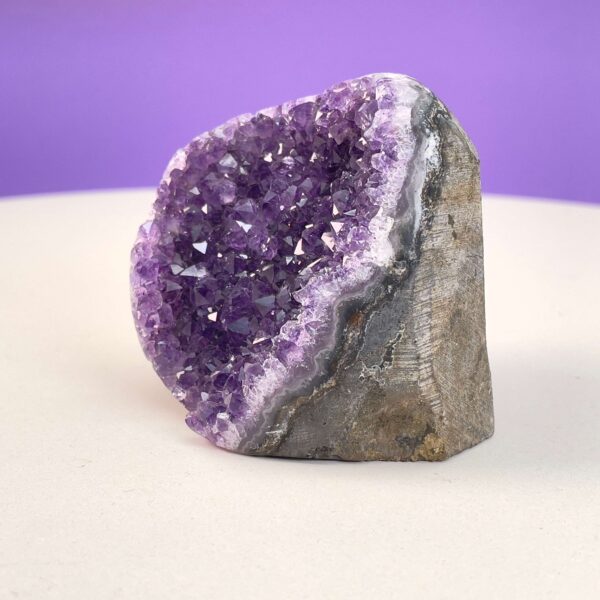 Ametyst Premium Grotte Krystal Sten på Lys og lilla baggrund