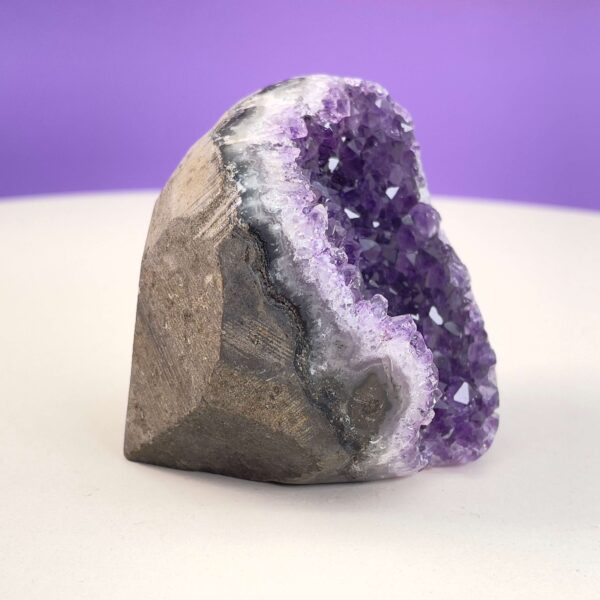 Ametyst Premium Grotte Krystal Sten på Lys og lilla baggrund