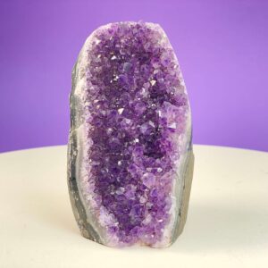 Ametyst Premium Grotte Krystal Sten på Lys og lilla baggrund