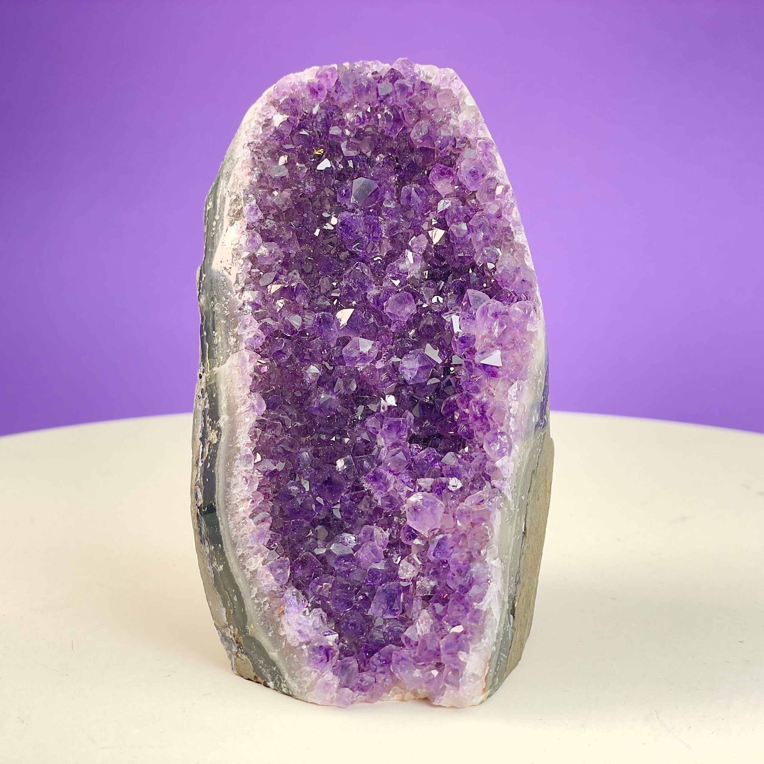 Ametyst Premium Grotte Krystal Sten på Lys og lilla baggrund