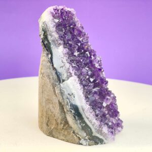 Ametyst Premium Grotte Krystal Sten på Lys og lilla baggrund