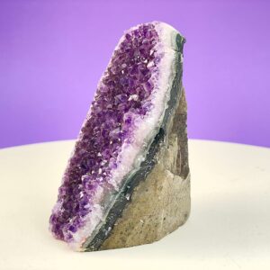 Ametyst Premium Grotte Krystal Sten på Lys og lilla baggrund