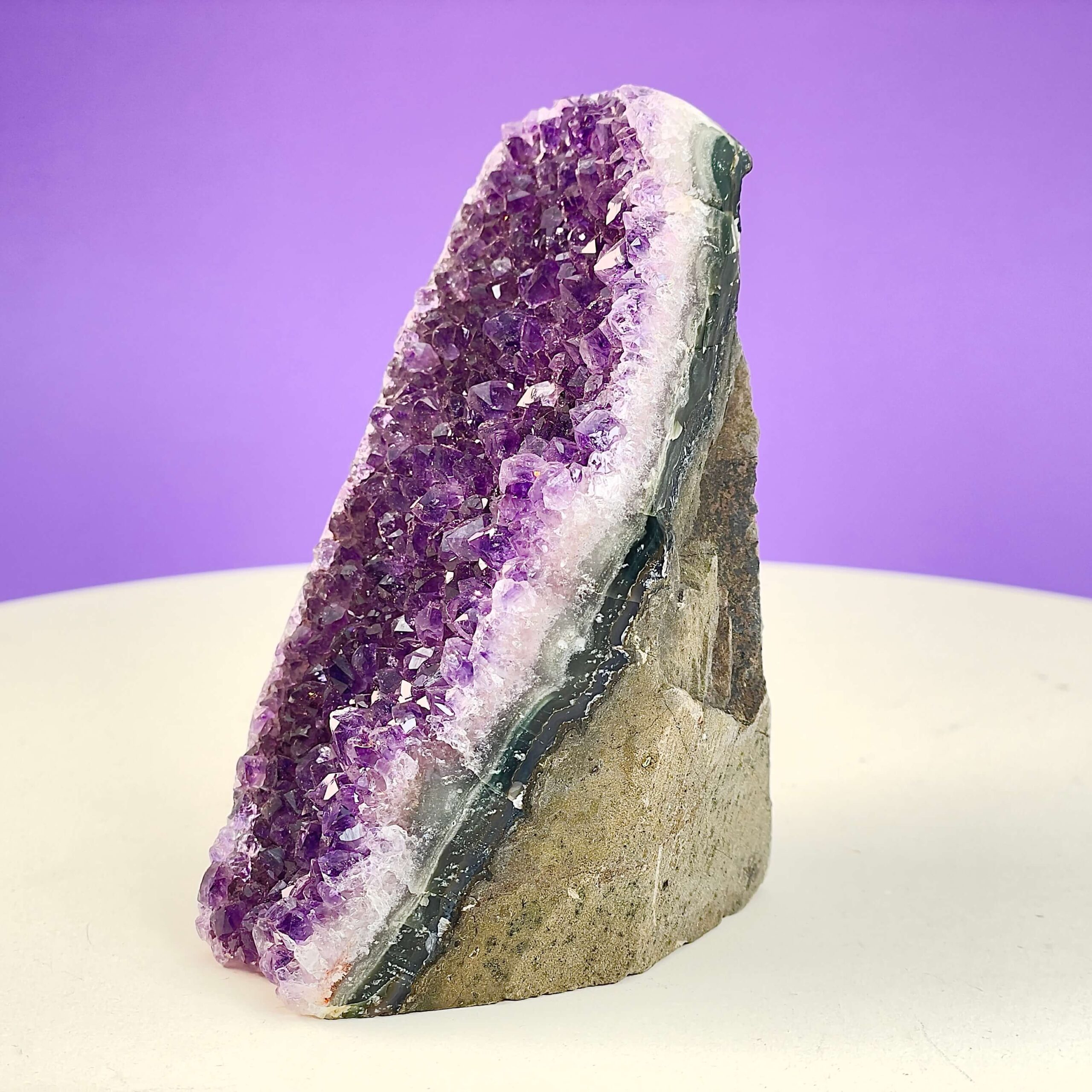 Ametyst Premium Grotte Krystal Sten på Lys og lilla baggrund