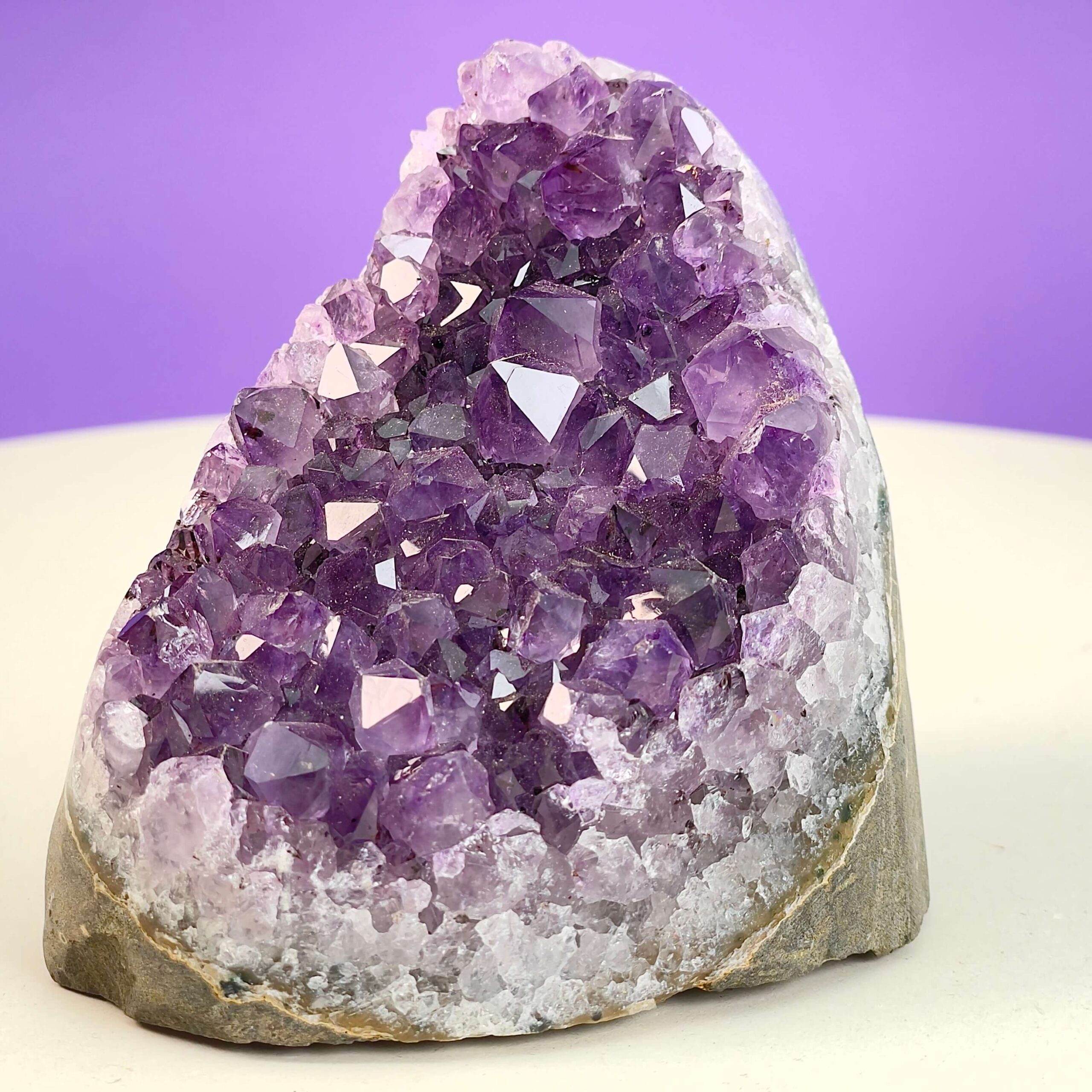 Ametyst Premium Grotte Krystal Sten på Lys og lilla baggrund