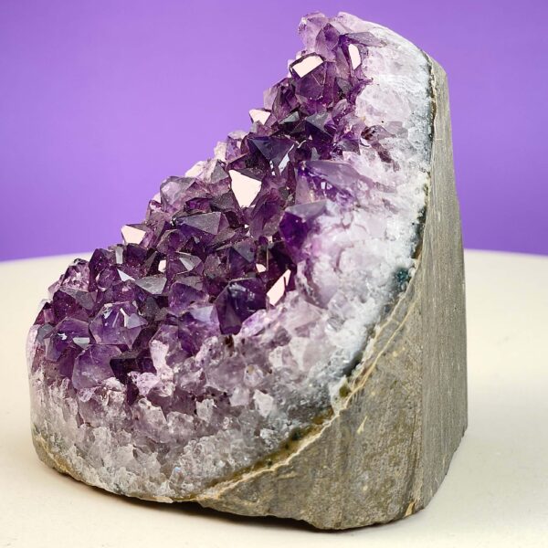Ametyst Premium Grotte Krystal Sten på Lys og lilla baggrund