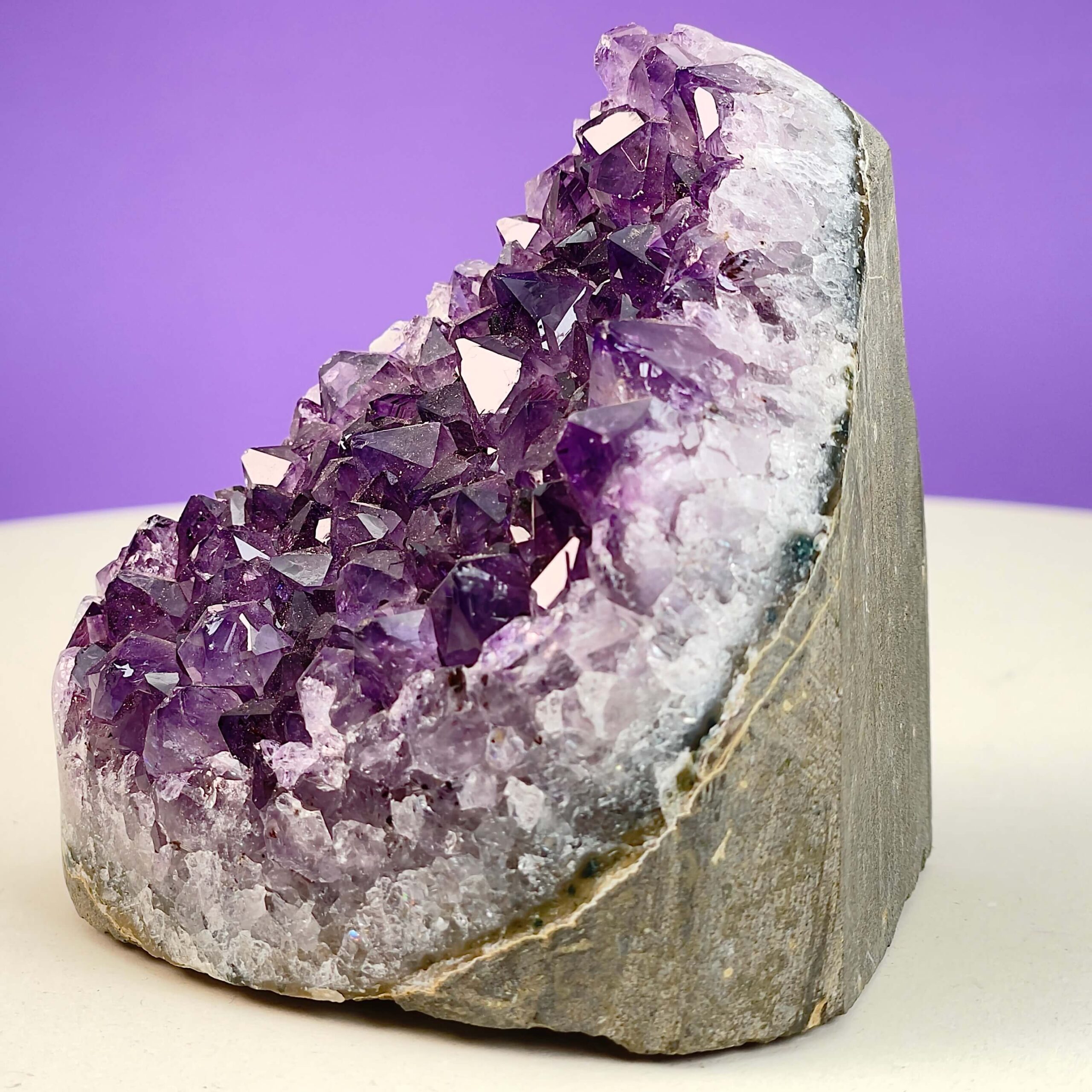 Ametyst Premium Grotte Krystal Sten på Lys og lilla baggrund