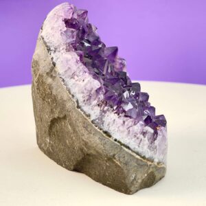 Ametyst Premium Grotte Krystal Sten på Lys og lilla baggrund