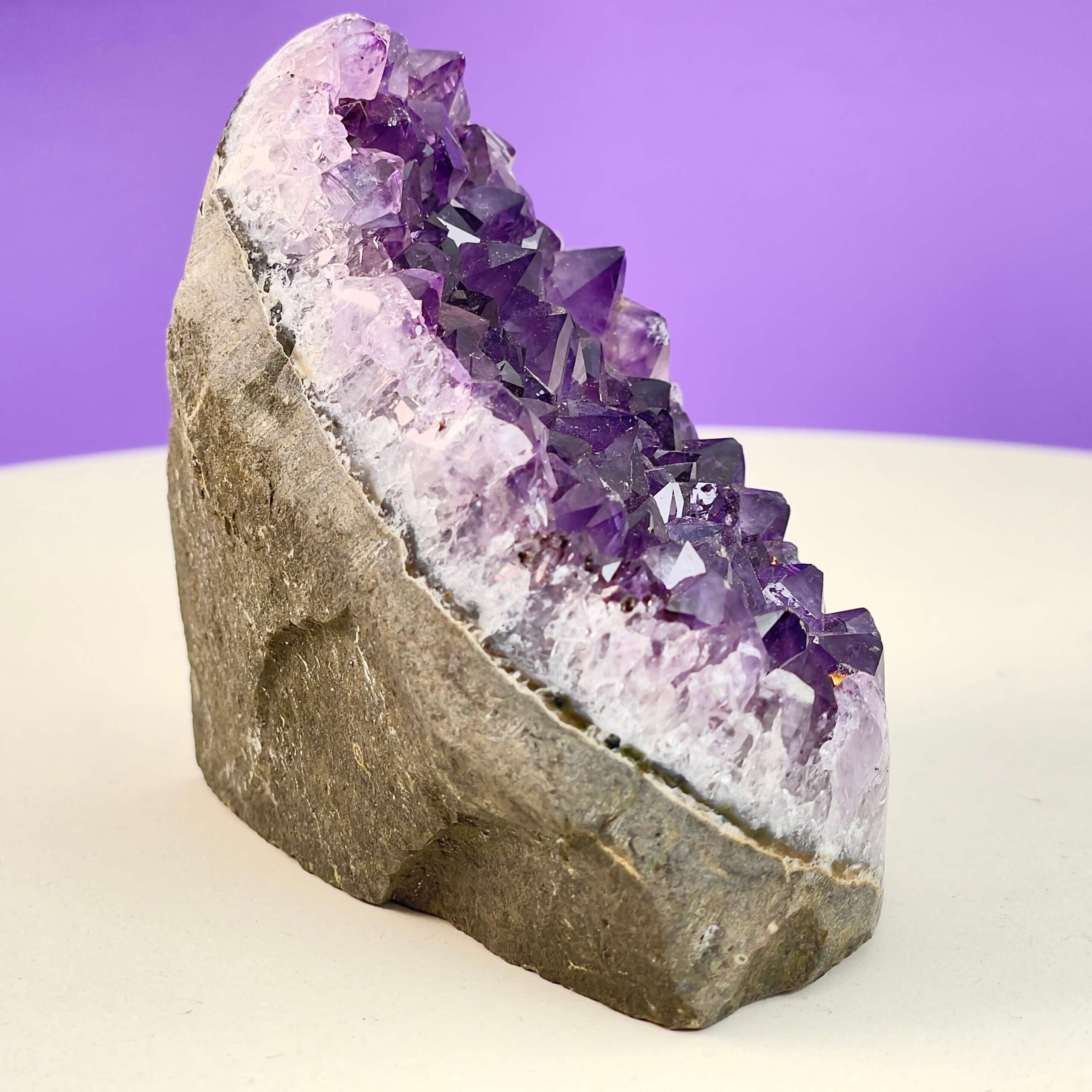 Ametyst Premium Grotte Krystal Sten på Lys og lilla baggrund