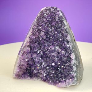 Ametyst Premium Grotte Krystal Sten på Lys og lilla baggrund