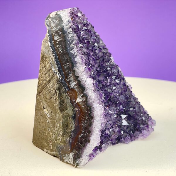 Ametyst Premium Grotte Krystal Sten på Lys og lilla baggrund