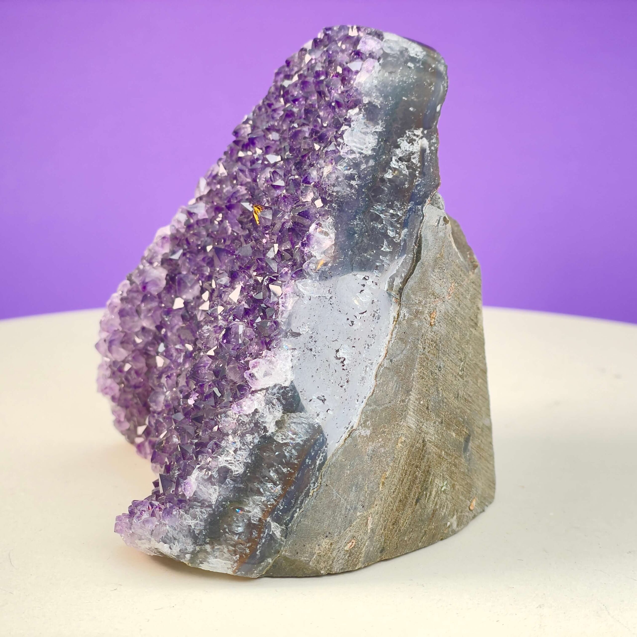 Ametyst Premium Grotte Krystal Sten på Lys og lilla baggrund