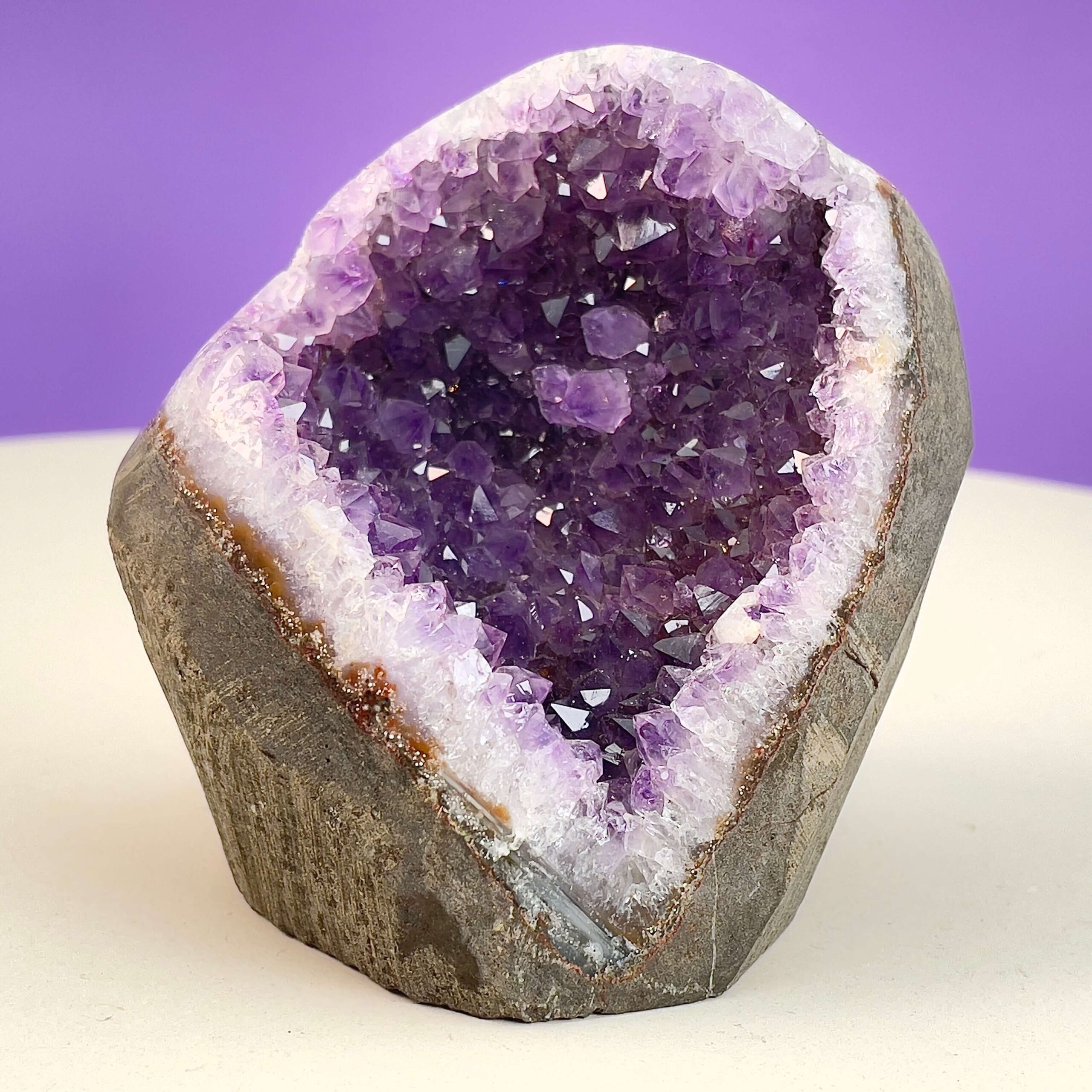 Ametyst Premium Grotte Krystal Sten på Lys og lilla baggrund