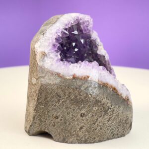 Ametyst Premium Grotte Krystal Sten på Lys og lilla baggrund