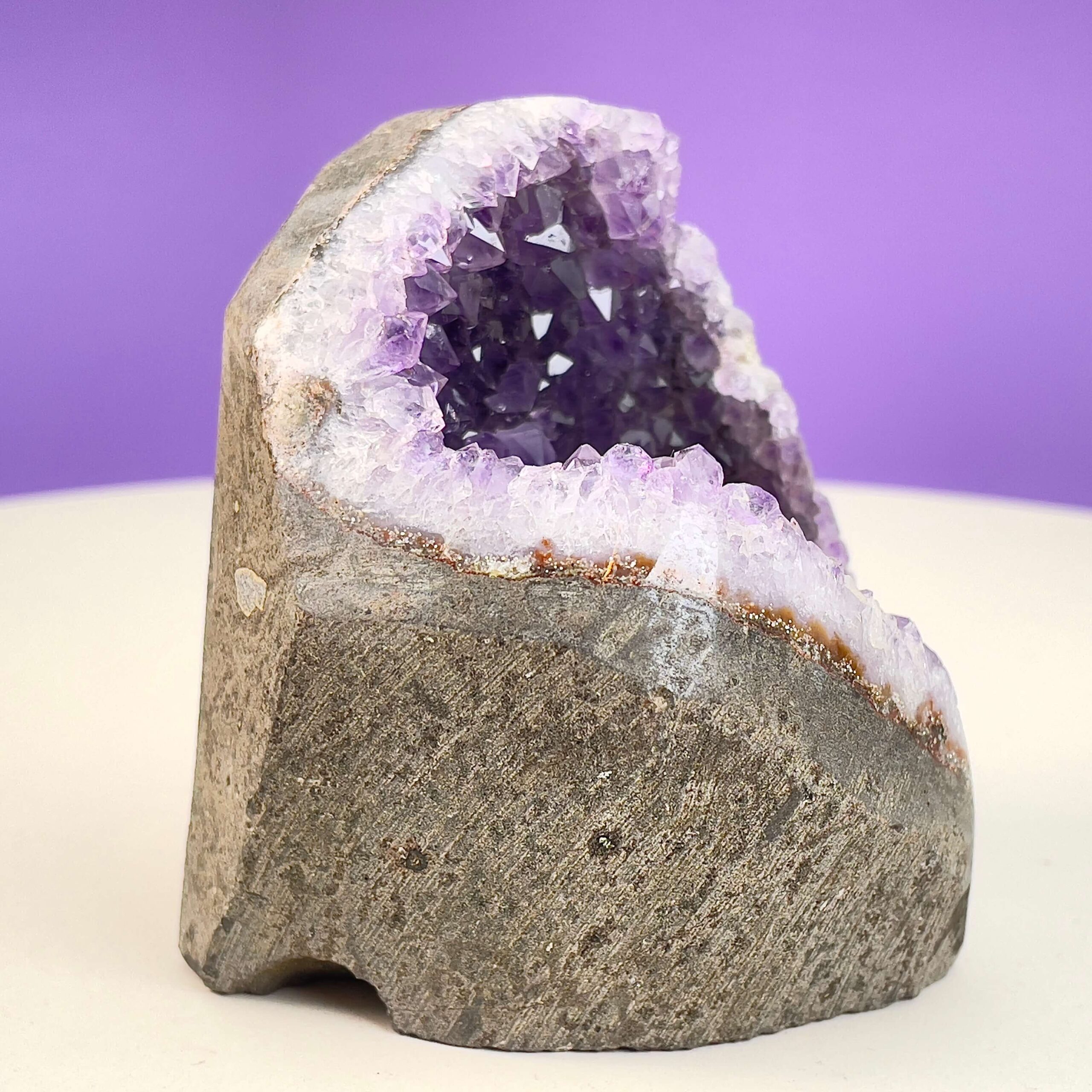 Ametyst Premium Grotte Krystal Sten på Lys og lilla baggrund