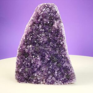 Ametyst Premium Grotte Krystal Sten på Lys og lilla baggrund