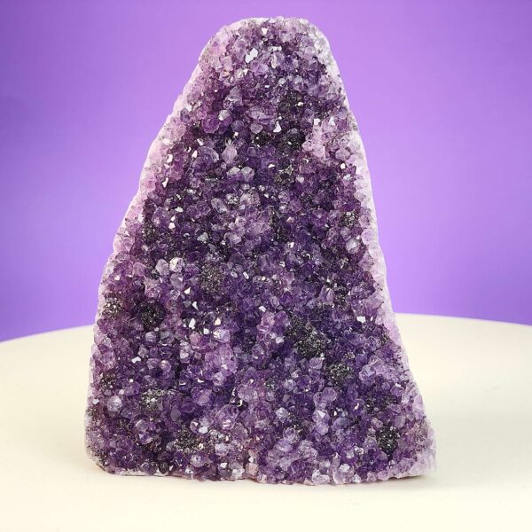Ametyst Premium Grotte Krystal Sten på Lys og lilla baggrund