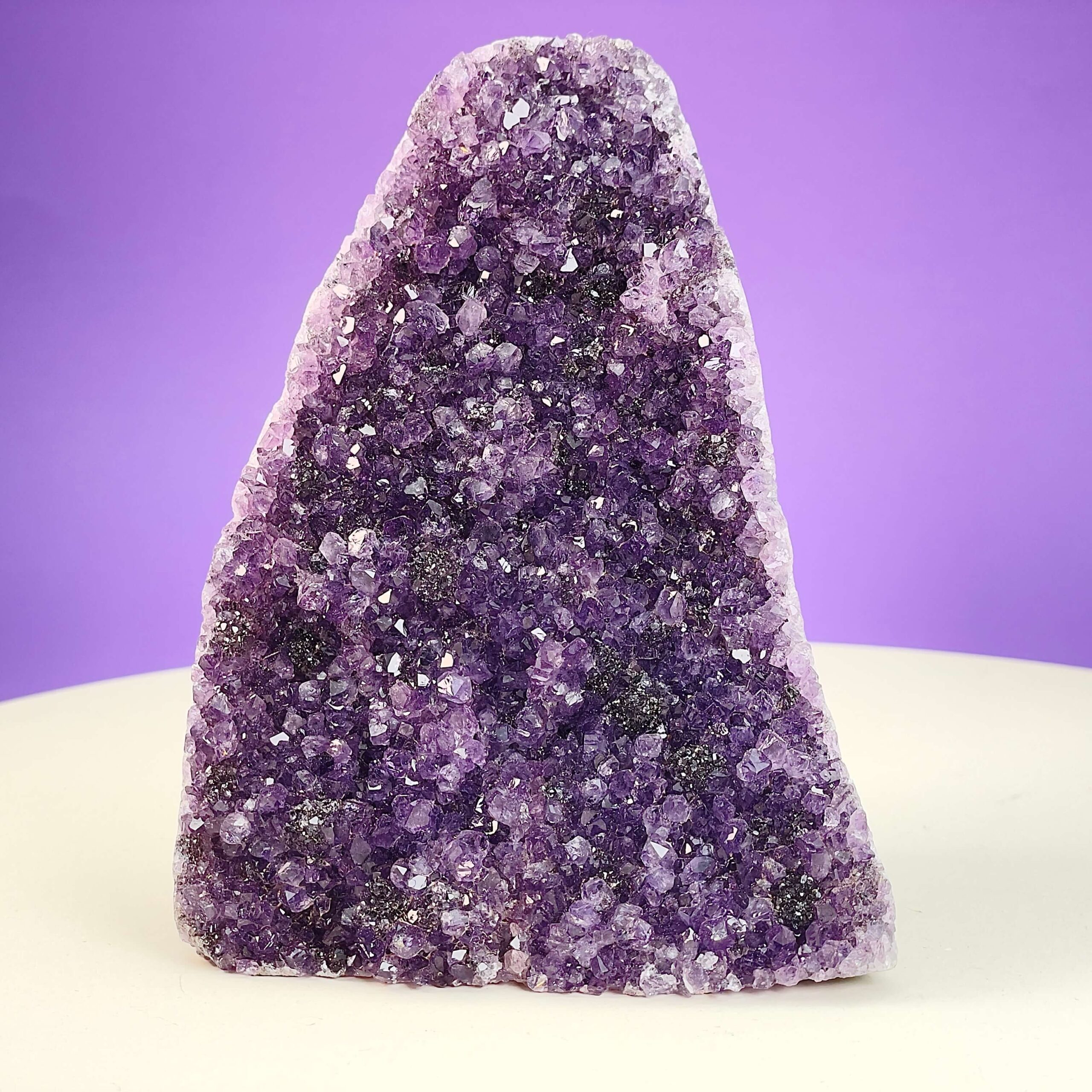Ametyst Premium Grotte Krystal Sten på Lys og lilla baggrund