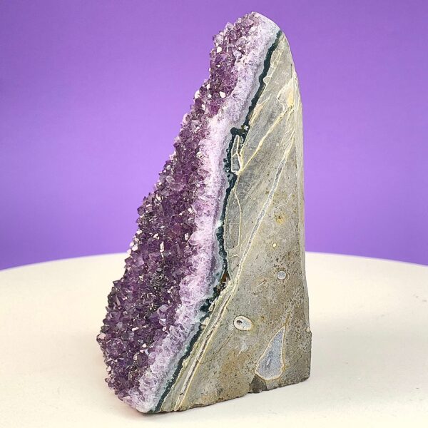 Ametyst Premium Grotte Krystal Sten på Lys og lilla baggrund