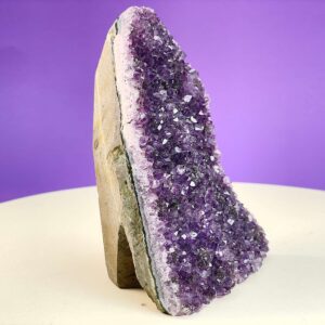 Ametyst Premium Grotte Krystal Sten på Lys og lilla baggrund
