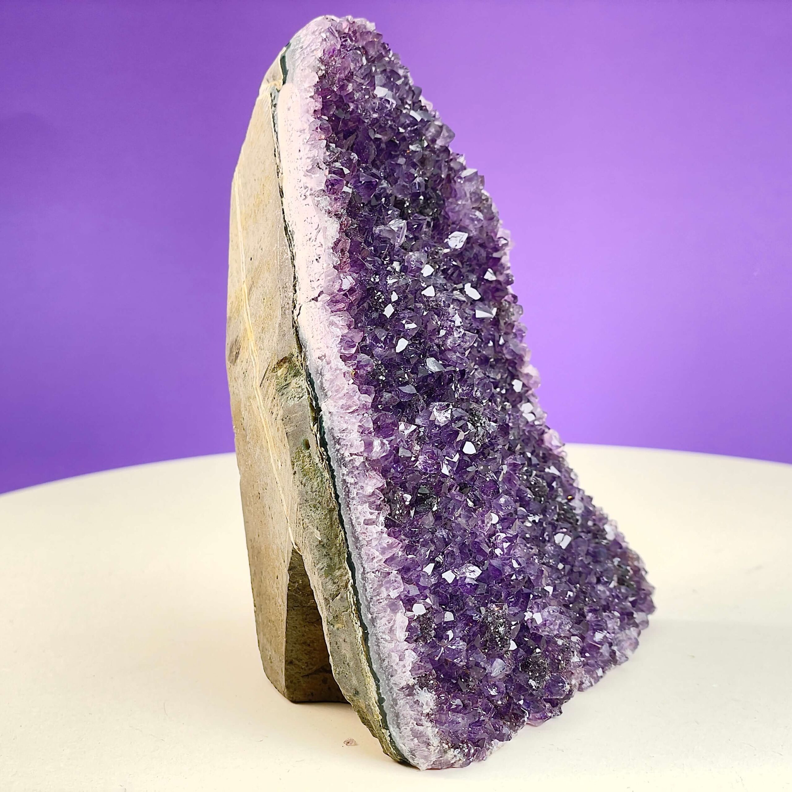 Ametyst Premium Grotte Krystal Sten på Lys og lilla baggrund
