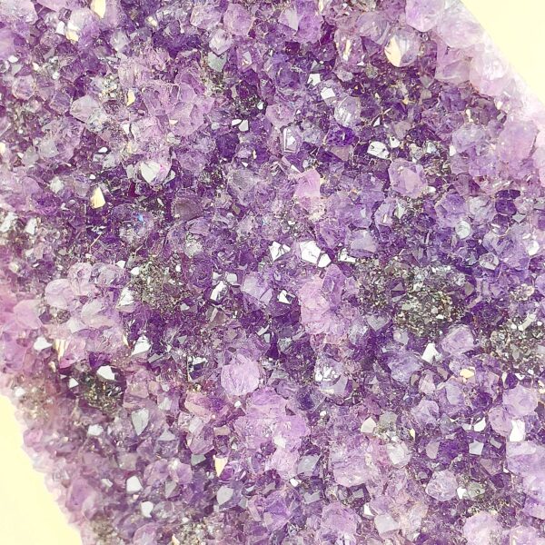 Ametyst Premium Grotte Krystal Sten på Lys og lilla baggrund