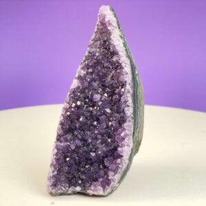 Ametyst Grotte Krystal Sten på Lys og lilla baggrund