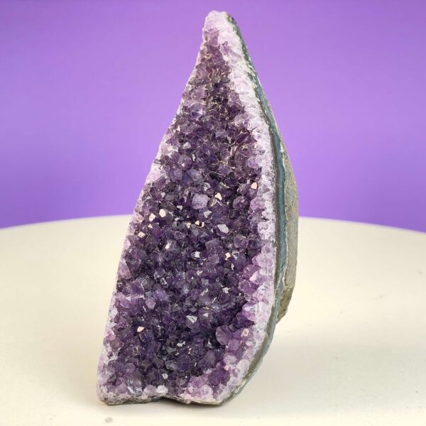 Ametyst Grotte Krystal Sten på Lys og lilla baggrund