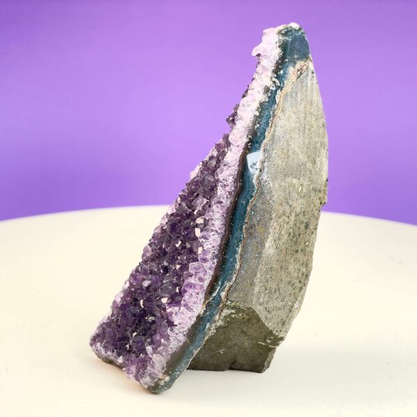 Ametyst Grotte Krystal Sten på Lys og lilla baggrund