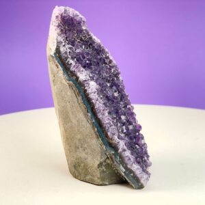 Ametyst Grotte Krystal Sten på Lys og lilla baggrund