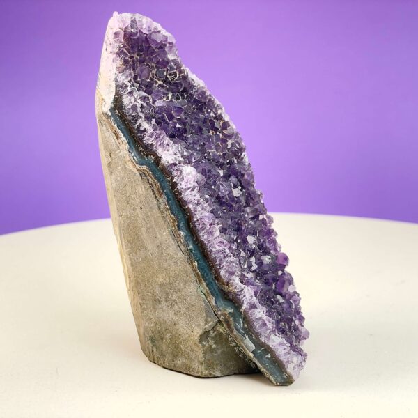 Ametyst Grotte Krystal Sten på Lys og lilla baggrund